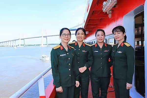 Sắc phục tạo nên nét đẹp nữ quân nhân cơ quan Tổng cục.