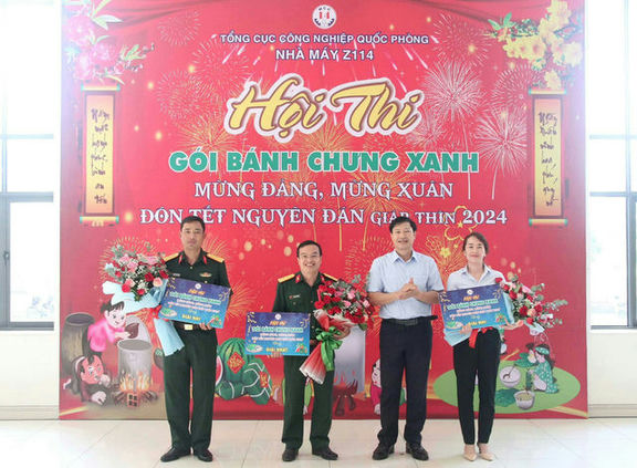 Đồng chí Đỗ Văn Duân, Bí thư Đảng ủy Nhà máy Z114 trao giải Nhất, Nhì tặng các đội thi. 