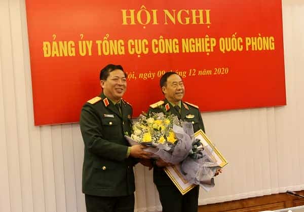 Thủ trưởng Tổng cục CNQP và các đại biểu trao đổi bên lề Đại hội.