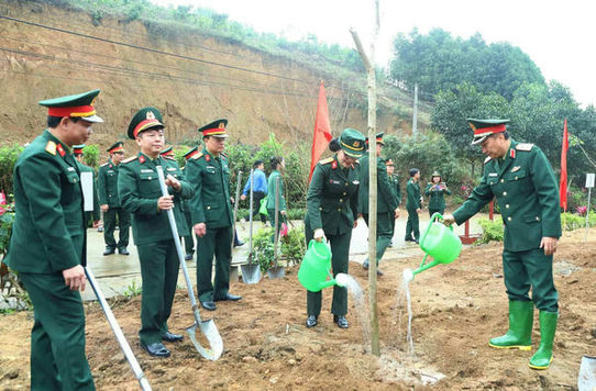 Trung tướng Nguyễn Mạnh Hùng, Bí thư Đảng ủy, Chính ủy Tổng cục CNQP cùng các đại biểu trồng cây giáng hương lấy gỗ.