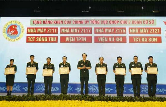 Đại tá Lê Ngọc Thân, Phó Chủ nhiệm Chính trị Tổng cục CNQP, trao Bằng khen của Tổng cục tặng cán bộ, đoàn viên có thành tích xuất sắc trong công tác Đoàn và phong trào thanh niên, giai đoạn 2017-2022.
