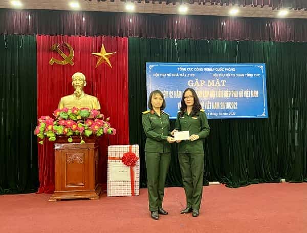 Đại diện Hội phụ nữ cơ quan Tổng cục trao quà tặng hội viên có hoàn cảnh khó khăn của Nhà máy Z189.