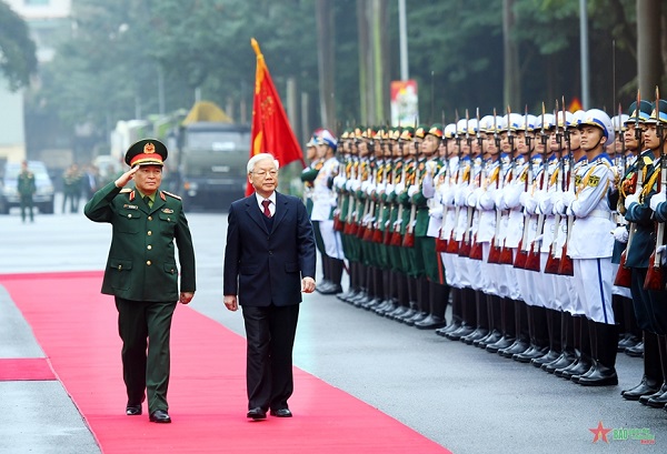 Tổng Bí thư, Chủ tịch nước Nguyễn Phú Trọng duyệt đội danh dự, trước khi khai mạc Hội nghị Quân chính toàn quân năm 2020. Ảnh: VŨ PHONG