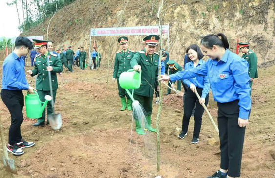 Thiếu tướng Nguyễn Việt Hùng, Phó Chính ủy Tổng cục CNQP cùng cán bộ Nhà máy Z183 trồng cây trong khuôn viên đơn vị. 