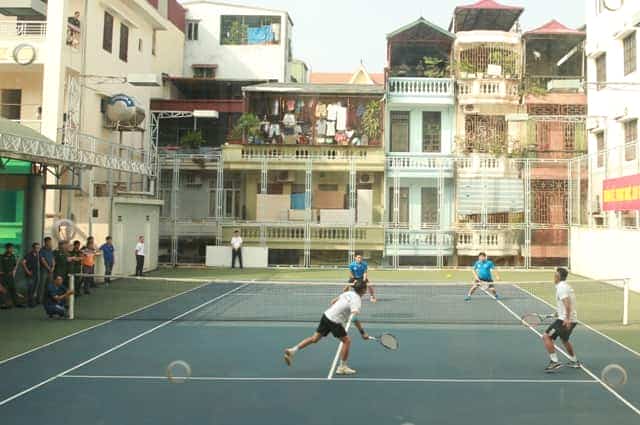<span>Đội tuyển quần vợt Cơ quan Tổng cục (áo trắng) thi đấu với Đội tuyển quần vợt Nhà máy Z173.</span>