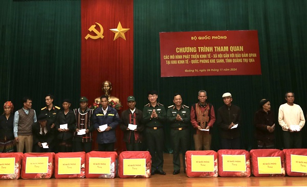 Tặng quà gia đình chính sách trên địa bàn huyện Hướng Hóa và Đa Krông (tỉnh Quảng Trị).