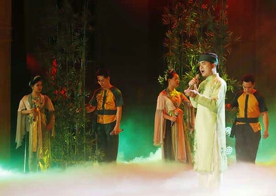 Ca sỹ Nhật Thành trình bày ca khúc “Tre” của Nhạc sỹ Nguyễn Cường.