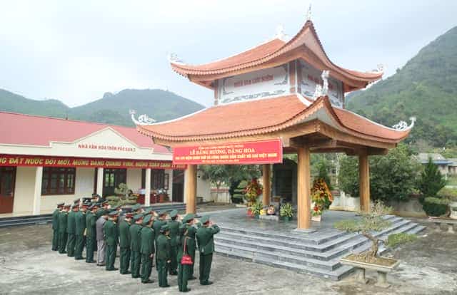 <span>Đoàn cán bộ Tổng cục CNQP dâng hương tại Bia lưu niệm Quân giới và Công đoàn sản xuất vũ khí Việt Nam.</span>