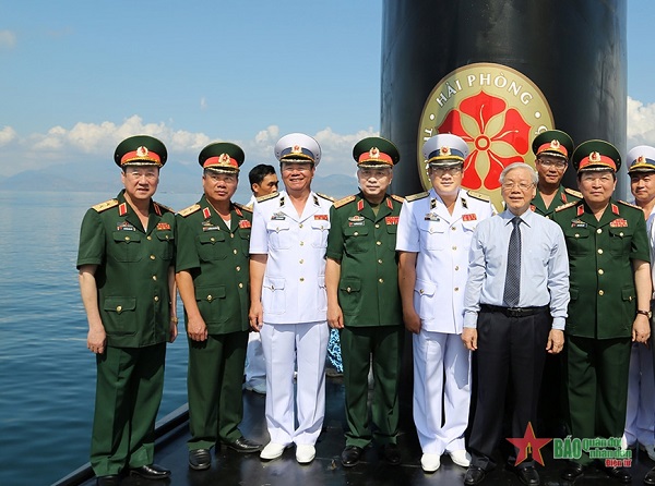 Ngày 5/5/2016, Tổng Bí thư Nguyễn Phú Trọng thăm và làm việc với các đơn vị Hải quân đóng quân tại Căn cứ Cam Ranh (tỉnh Khánh Hòa). Trong ảnh: Tổng Bí thư Nguyễn Phú Trọng và lãnh đạo Bộ Quốc phòng, Quân chủng Hải quân trên Tàu ngầm 184. Ảnh: QUANG TIẾN
