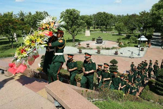 Đoàn công tác dâng hoa tưởng nhớ các Anh hùng liệt sỹ tại<br />
Di tích Quốc gia đặc biệt Thành cổ Quảng Trị.