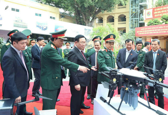 Tham quan một số sản phẩm kinh tế do Tổng cục CNQP nghiên cứu, sản xuất thành công.