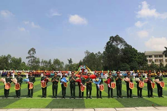 Thiếu tướng Lê Quang Tuyến, Phó Chủ nhiệm Tổng cục CNQP, Trưởng Ban tổ chức Hội thao tặng cờ lưu niệm các đơn vị tham gia Hội thao.