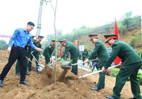Trung tướng Hồ Quang Tuấn, Chủ nhiệm Tổng cục CNQP cùng các đại biểu trồng cây giáng hương lấy gỗ.