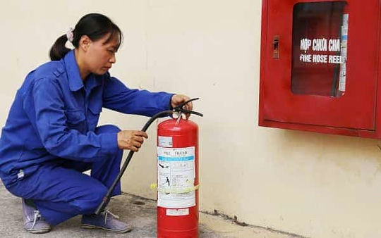 Kiểm tra các thiết bị chữa cháy.