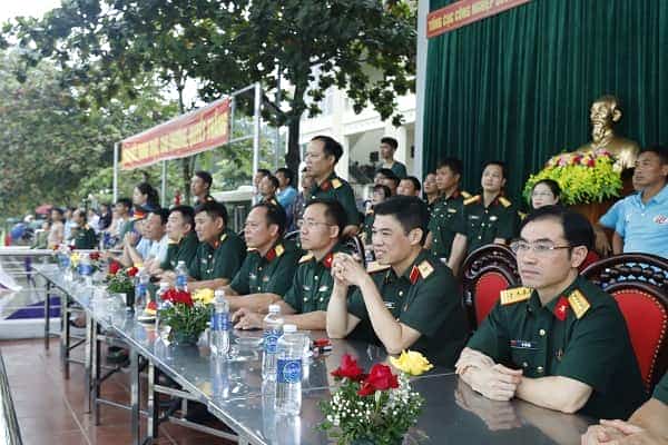 Các đại biểu theo dõi trận chung kết bóng đá nam giữa đội Trường Cao đẳng CNQP và Nhà máy Z131.