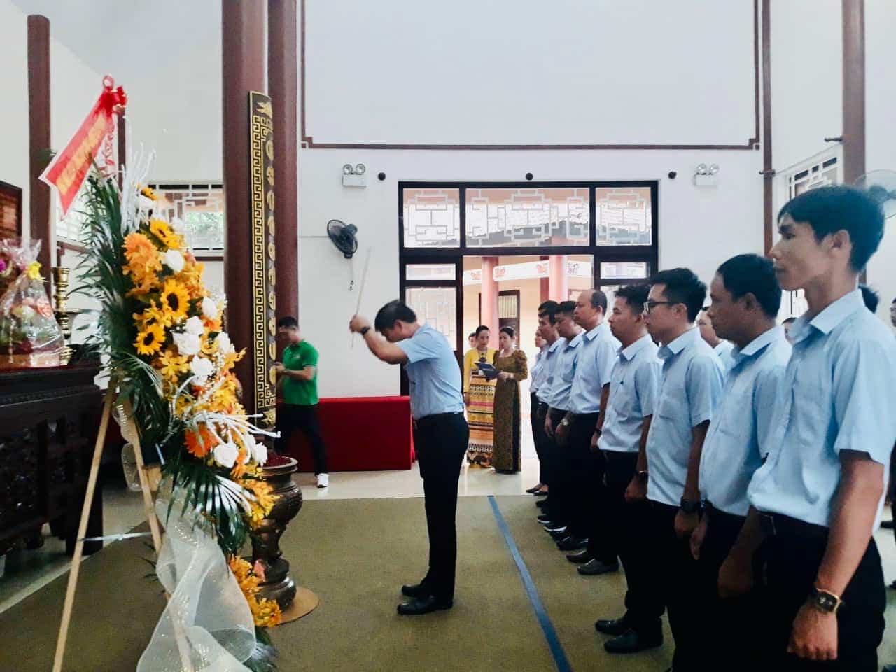 Dâng hương tưởng nhớ Giáo sư, Viện sĩ Trần Đại Nghĩa - người đặt nền móng xây dựng ngành khoa học kỹ thuật quân sự và CNQP Việt Nam, tại khu lưu niệm Giáo sư Trần Đại Nghĩa ở huyện Tam Bình, tỉnh Vĩnh Long. 