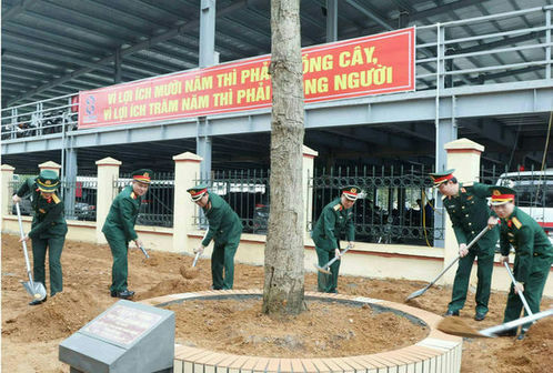 Thủ trưởng Tổng cục CNQP cùng các đại biểu trồng cây lưu niệm tại khuôn viên Nhà máy Z183.