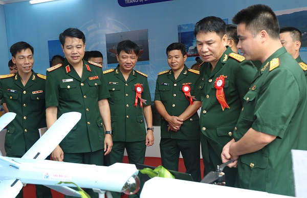 Lãnh đạo Quân ủy Trung ương, Bộ Quốc phòng đón Tổng Bí thư Nguyễn Phú Trọng dự Hội nghị lần thứ tám, Quân ủy Trung ương nhiệm kỳ 2020-2025. Ảnh chụp ngày 25/12/2023. Ảnh: TUẤN HUY