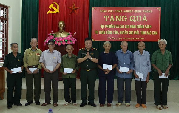 Đại tá Nguyễn Đức Tăng, Phó Chính ủy Tổng cục CNQP, trao quà tặng các đối tượng chính sách của thị trấn Đồng Tâm (huyện Chợ Mới, tỉnh Bắc Kạn).