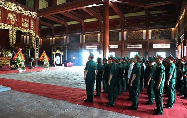 Dâng hương tại Khu di tích lịch sử văn hóa Hàm Rồng.