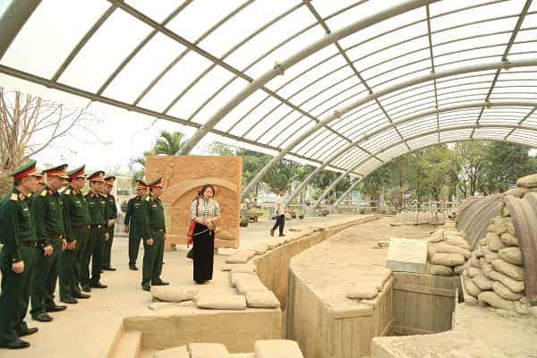 Đoàn nghe giới thiệu về di tích hầm Đờ Cát.