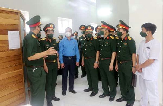 Thăm bệnh xá Nhà máy.