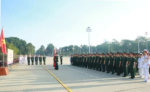 <span style="color: black;">Đoàn đại biểu dự Đại hội báo công dâng Bác.</span>