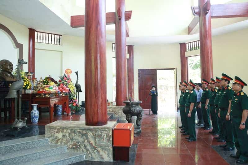 Trung tướng Nguyễn Đức Lâm, Chủ nhiệm Tổng cục CNQP, dẫn đầu đoàn công tác đến dâng hương, dâng hoa đền thờ Đại tướng Võ Nguyên Giáp