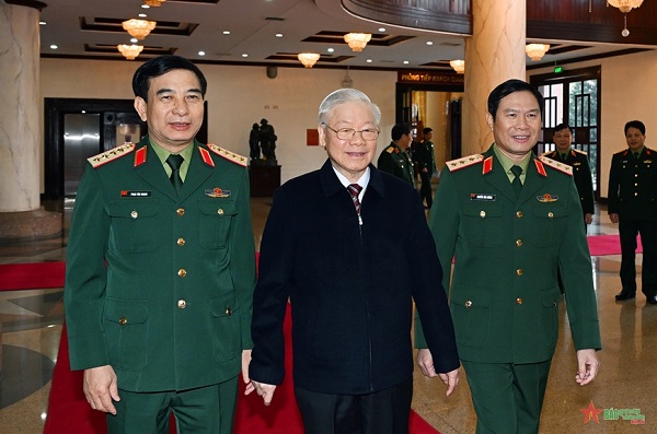  Tổng Bí thư Nguyễn Phú Trọng và Đại tướng Phan Văn Giang, Ủy viên Bộ Chính trị, Phó bí thư Quân ủy Trung ương, Bộ trưởng Bộ Quốc phòng; Thượng tướng Nguyễn Tân Cương, Ủy viên Trung ương Đảng, Ủy viên Thường vụ Quân ủy Trung ương, Tổng Tham mưu trưởng QĐND Việt Nam, Thứ trưởng Bộ Quốc phòng trước Hội nghị lần thứ năm, Quân ủy Trung ương nhiệm kỳ 2020-2025. Ảnh chụp ngày 19/12/2022. Ảnh: TUẤN HUY
