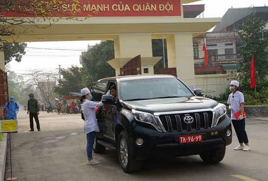 <span>Quân y Nhà máy đo thân nhiệt trước khi vào đơn vị.</span>