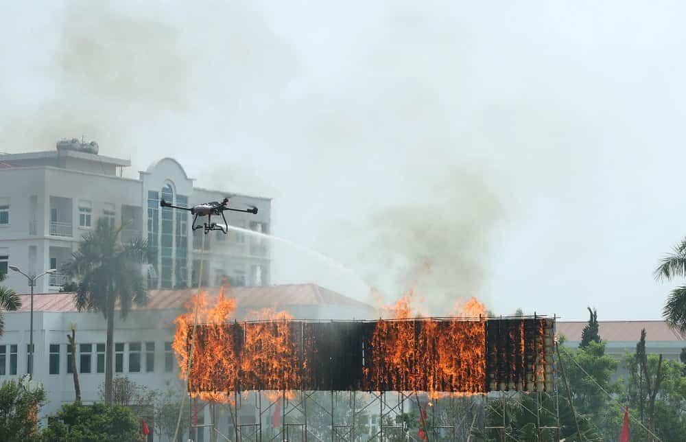 Trình diễn phương tiện bay không người lài dập tắt đám cháy.