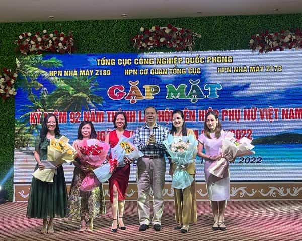 Thủ trưởng Nguyễn Việt Hùng, Ủy viên Thường vụ Đảng ủy, Phó Chính ủy Tổng cục CNQP, tặng hoa chúc mừng cán bộ Hội phụ nữ cơ quan, Nhà máy Z189 và Z173.