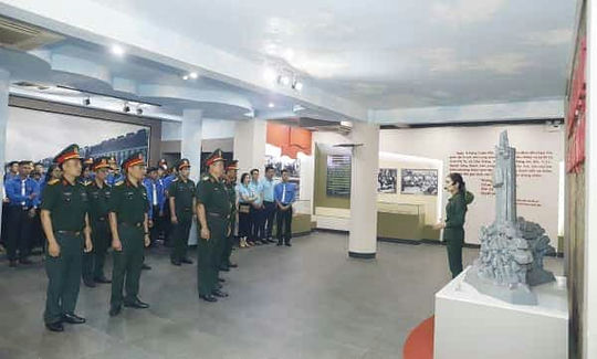 Thủ trưởng Tổng cục CNQP và các đại biểu tham quan Phòng Truyền thống tại Khu di tích lịch sử Quốc gia 60 liệt sĩ Thanh niên xung phong Đại đội 915, Đội 91 Bắc Thái.