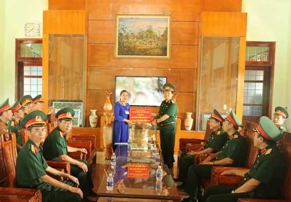 Trung tướng Khuất Việt Dũng, Chính ủy Tổng cục CNQP, tặng quà cho Ban quản lý di tích Thành Cổ (Quảng Trị).