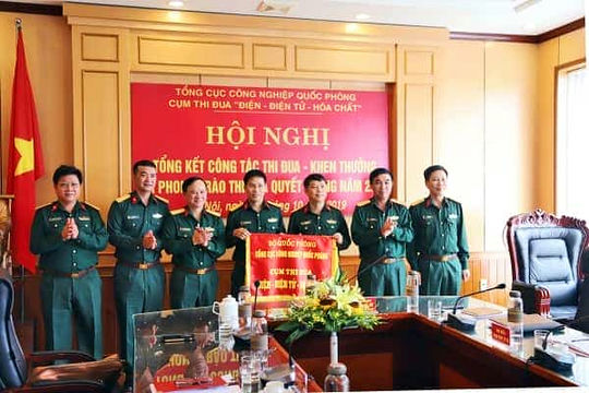 Thượng tướng Nguyễn Phương Nam - Ủy viên Trung ương Đảng, Phó Tổng Tham mưu trưởng Quân đội nhân dân Việt Nam và Thượng tướng Đỗ Căn – Phó chủ nhiệm Tổng cục Chính trị xem chi tiết vũ khí do Nhà máy Z111 sản xuất tại nơi sơ tán trong diễn tập.