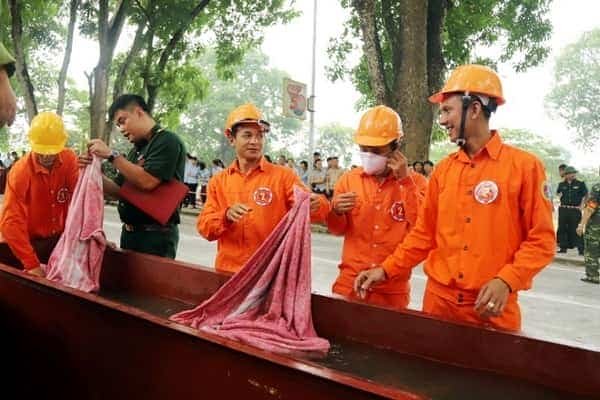 <span>Đội Phân xưởng A12 chuẩn bị chu đáo cho phần thi thực hành.</span>