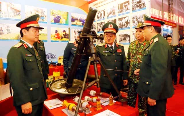 Thượng tướng Trần Đơn, Ủy viên Trung ương Đảng, Ủy viên Thường vụ Quân ủy Trung ương, Thứ trưởng Bộ Quốc phòng xem sản phẩm tại khu trưng bày của Tổng cục Công nghiệp quốc phòng.