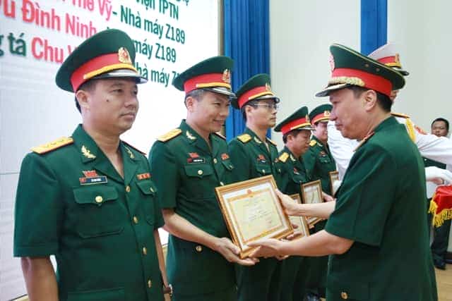 <span>Trung tướng Nguyễn Mạnh Hùng, Bí thư Đảng ủy, Chính ủy Tổng cục CNQP, trao Bằng khen của Tổng cục tặng các cá nhân đạt thành tích xuất sắc.</span>