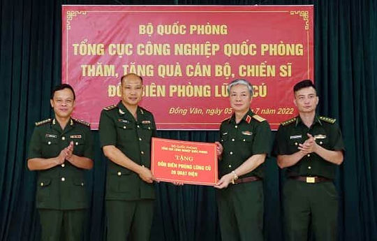 Thiếu tướng Lương Thanh Chương trao quà tặng Đồn Biên phòng Lũng Cú (Hà Giang).